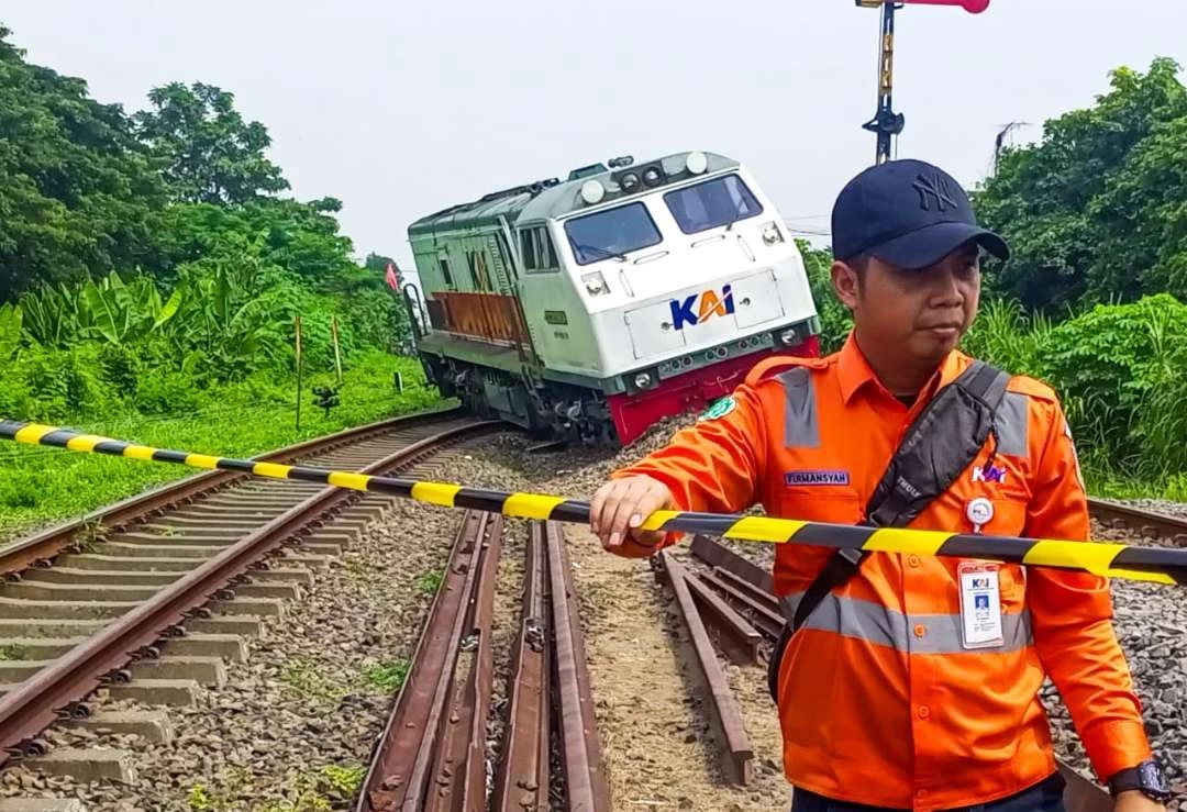 Lokomotif KA Pandalungan yang anjlok di Emplasemen Stasiun Tanggulangin, Sidoarjo (Foto: Aini/Ngopibareng.id)