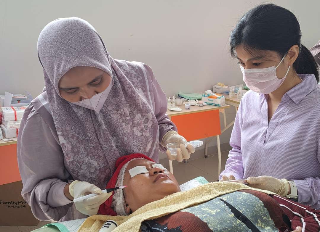 Salah satu nakes saat melalukan peeling, bakti sosial yang dilakukan Perdoski Surabaya. (Foto: Pita Sari/Ngopibareng.id)