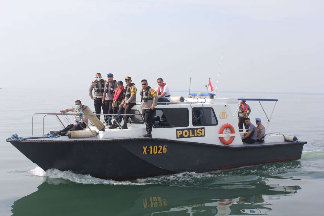 Jajaran Polairud Probolinggo saat menyisir peraian laut di sebelah barat Pulau Giliketapang untuk mencari nelayan yang hilang. (Foto: Ikhsan Mahmudi/Ngopibareng.id)