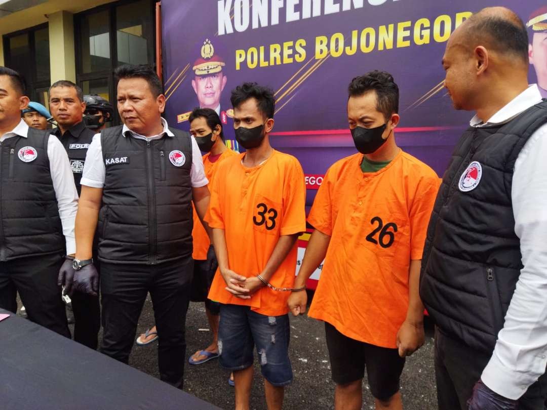 Kasat Resnarkoba Polres Bojonegoro AKP Eko Suwanto dan para tersangka kasus narkoba di Mapolres Bojonegoro pada Senin 15 Januari 2024. (Foto: dok. Polres Bojonegoro)