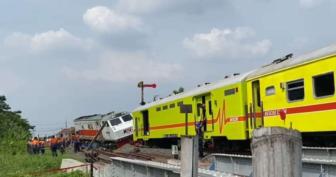 Proses evakuasi KA Pandalungan. (Foto: Dokumentasi KAI Daop 8)