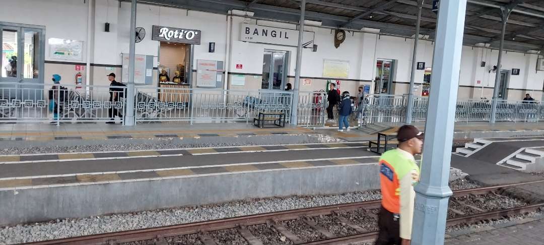 Kondisi Stasiun Bangil, Senin 15 Januari 2024. Kereta Api Penataran berhenti cukup lama di Bangil menunggu kerta jarak jauh yang akan melintas di stasiun ini. (Foto: Dyah Ayu Pitaloka/Ngopibareng.id)