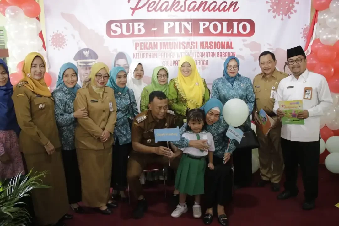 Bupati Sugiri Sancoko bersama Ketua Tim Penggerak Kesejahteraan Keluarga (TP PKK) Kabupaten Ponorogo Susilowati di acara PIN Polio di Kelurahan Patihan Wetan, Ponorogo, Senin 15 Januari 2024.(Foto: dok. Kominfo ponorogo)