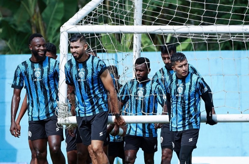 Pemain Arema FC saat memulai sesi latihan rutin jelang Liga 1 2024. (Foto: X @Aremafcofficial)