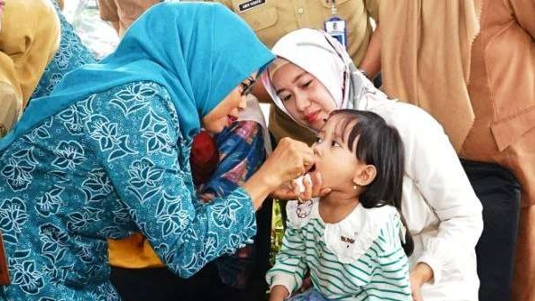 Salah seorang anak mendapatkan vaksinasi polio. (Foto: Humas Pemkab Banyuwangi)