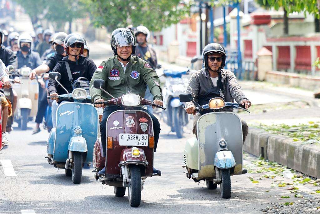 Capres 2024 Ganjar Pranowo bareng komunitas Vespa mengecek harga sembako di Pasar Pekalongan. (Foto: Tim Media Ganjar)