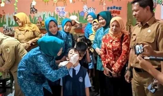 Anak PAUD/TK dan SD usia 7 tahun ke bawah sebanyak 79.323 orang mendapatkan vaksin polio tetes dalam Sub Pekan Imunisasi Nasional Polio 2024 digelar Dinkes Bondowoso. (Foto: Guido Saphan/Ngopibareng.id)