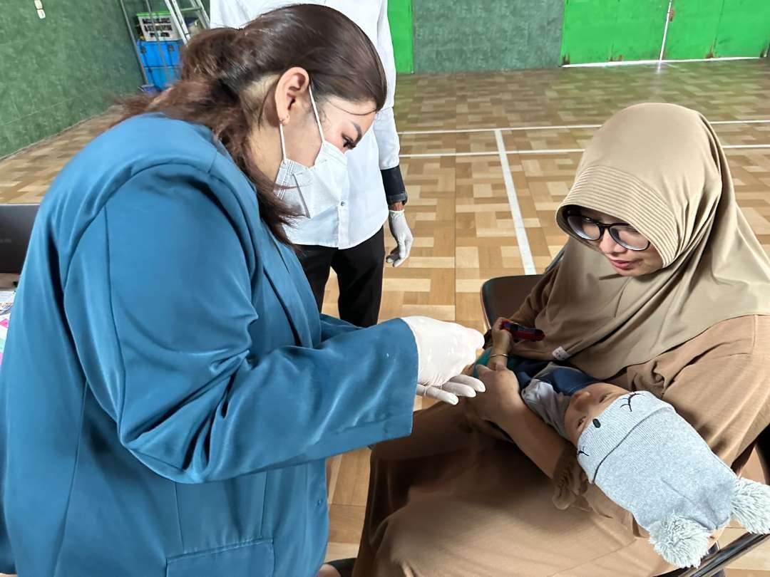 Mahasiswa FK Ubaya saat menjadi vaksinator polio yang digelar Pemkot Surabaya. (Foto: Dok Ubaya)