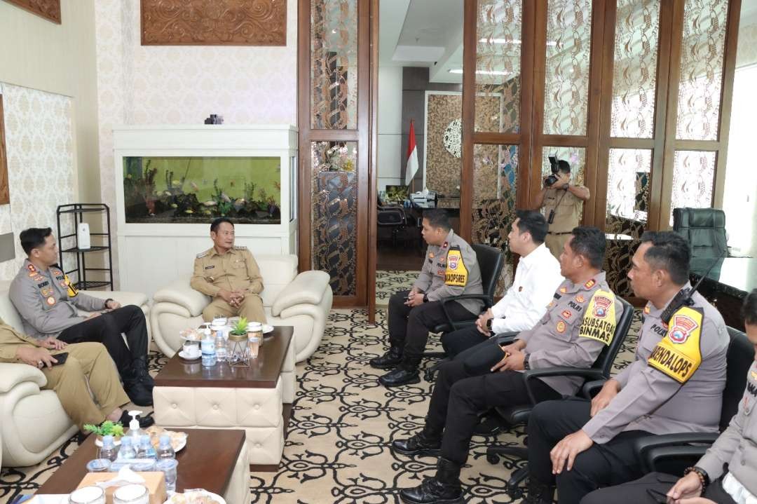 Kapolres Lamongan AKBP Bobby Condroputra saat bersilaturahmi dengan Bupati Yuhronur Efendi (Foto : Istimewa)