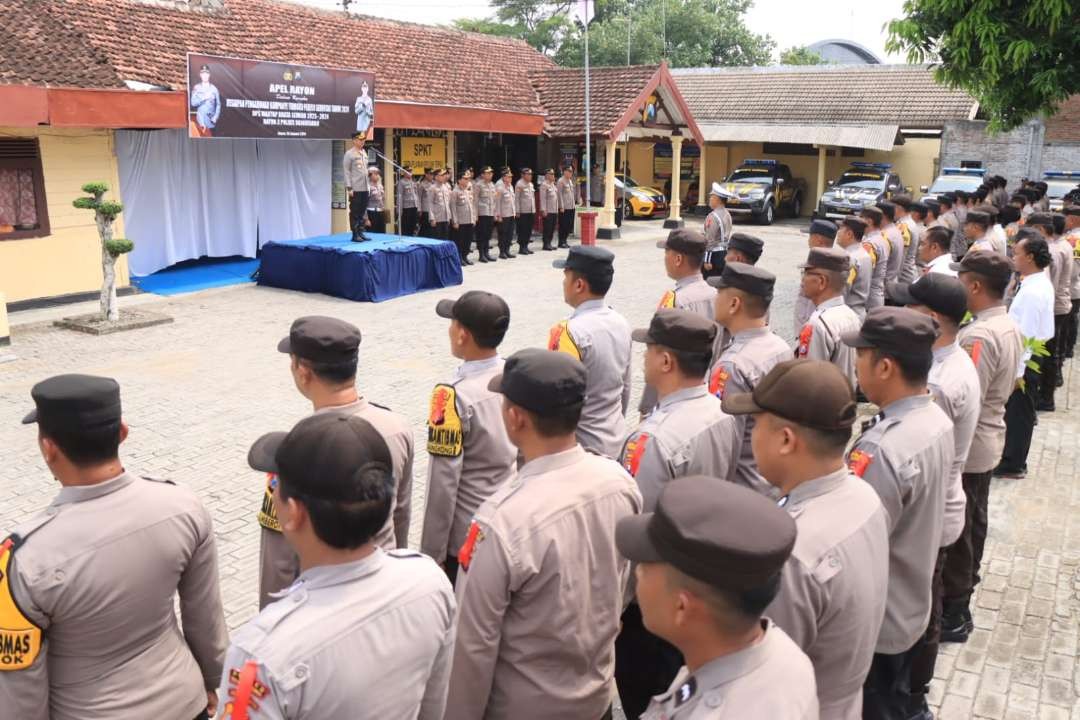 Kapolres Bojonegoro, AKBP Mario Prahatinto, SH, SIK, M.Si kembali pimpin Apel Rayon III bertempat di Mapolsek Kanor, Selasa 16 Januari 2024. (Foto: polres bojonegoro)