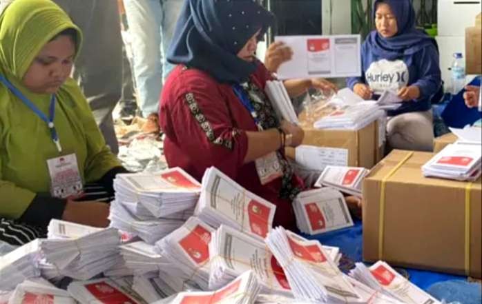 Emak-emak dan penyandang disabilitas sortir lipat surat suara Pemilu 2024 di Situbondo temukan dua ribuan surat suara rusak. (Foto: Dokumen KPU Situbondo)