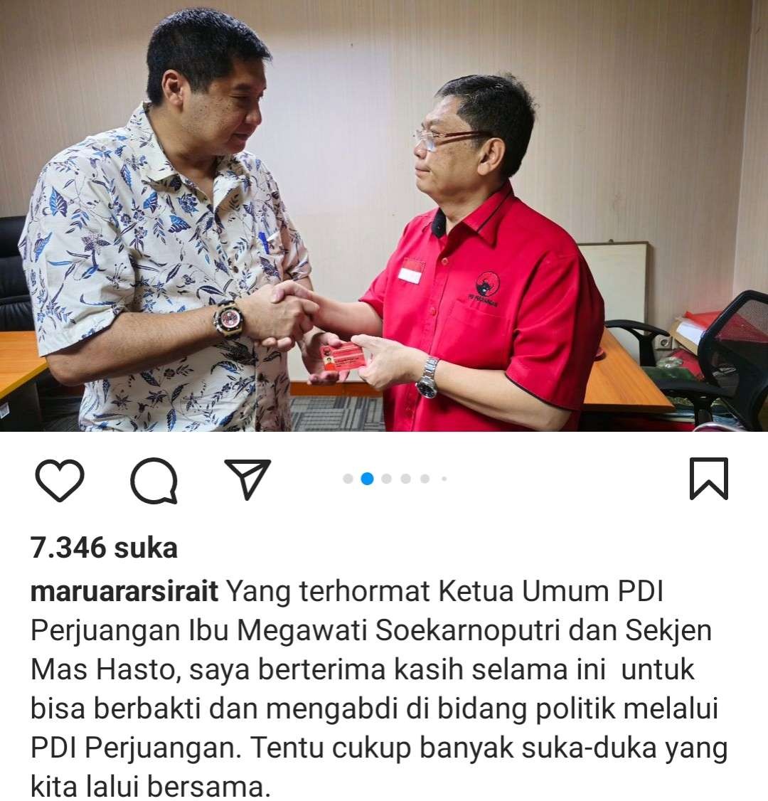 Maruar Sirait mengembalikan KTA PDIP. (Foto: Instagram @maruarsirait)