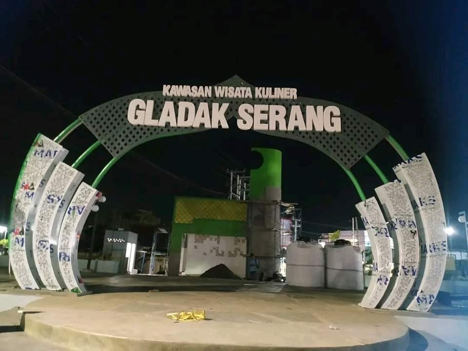 Penyelesiaan proyek Pujasera di Gladak Serang, Kota Probolinggo yang seharusnya selesai akhir Desember 2023 diperpanjang hingga 25 Januari 2024. (Foto: Ikhsan Mahmudi/Ngopibareng.id)