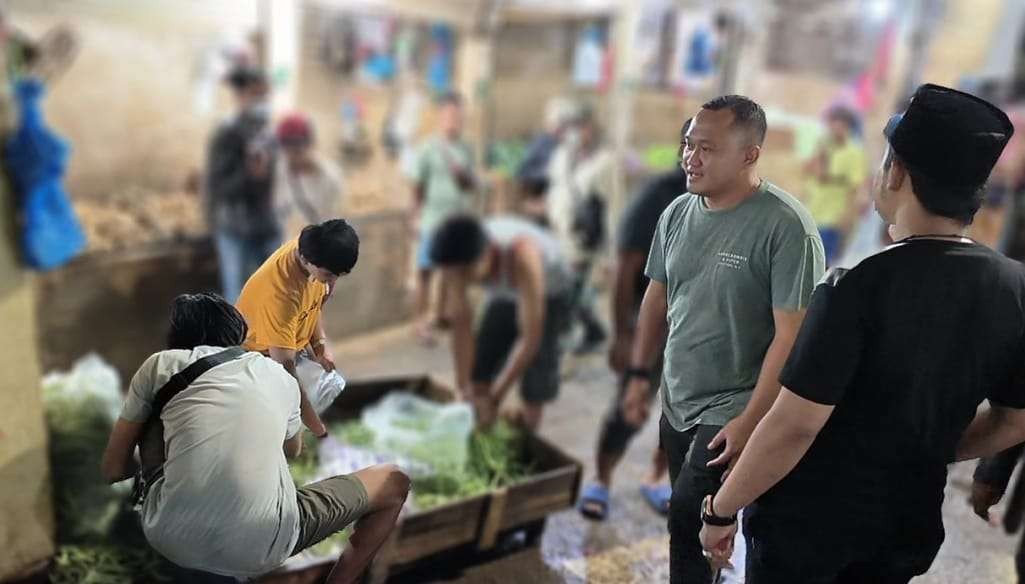 Direktur PD Pasar Surya saat mengajak para pedagang tertib berjualan di dalam pasar, serta berkomitmen ramaikan pasar Keputran dan ubah kesan becek. (Foto: dok PD Pasar Surya)