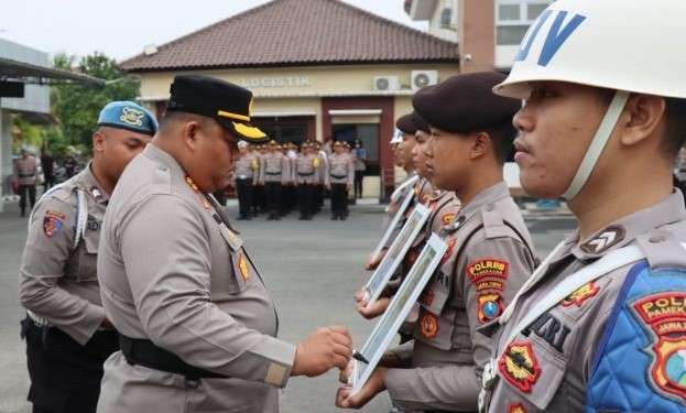 Kapolres Pamekasan AKBP Jazuli Dani Iriawan saat upacara Pemberhentian Tidak Dengan Hormat (PTDH) alias dipecat terhadap 3 personel Polri yang melanggar peraturan disiplin lapangan Mapolres Pamekasan pada Senin 15 Januari 2024. (Foto: dok. humas Polres)