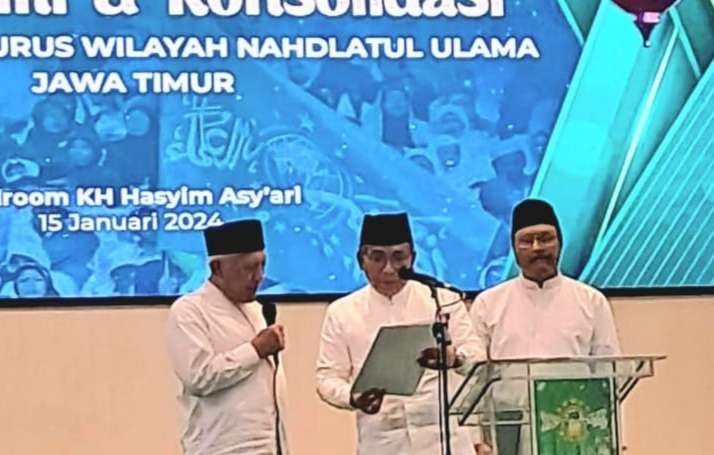 Ppengarahan seusai mengukuhkan KH Abdul Hakim Mahfudz atau Gus Kikin sebagai Pejabat Ketua PWNU Jawa Timur di Ballroom KH Hasyim Asy'ary, Gedung PWNU Jawa Timur, Surabaya, Senin (15 Januari 2024). (Foto:adi/ngopibareng.id)