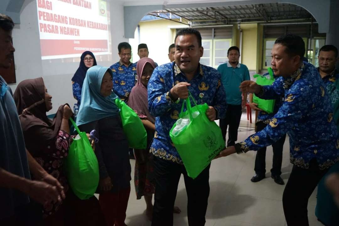 Bupati Blora serahkan paket sembako kepada korban kebakaran Pasar Rakyat Ngawen. (Foto: Ahmad Sampurno/Ngopibareng.id)