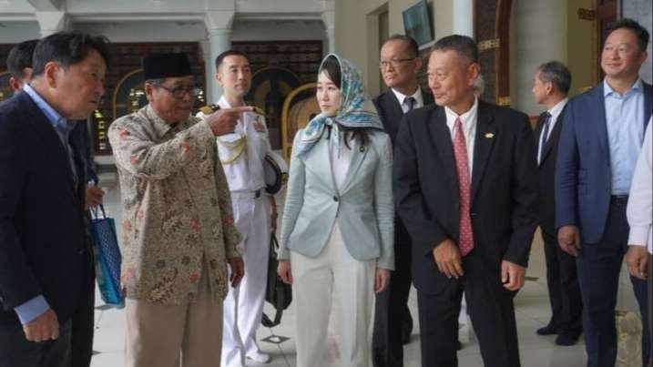 Ketua BPP Masjid Nasional Al Akbar Surabaya DR KH Sudjak saat menerima tamu dari Parlemen Jepang. (Foto:mas for ngopibareng.id) 