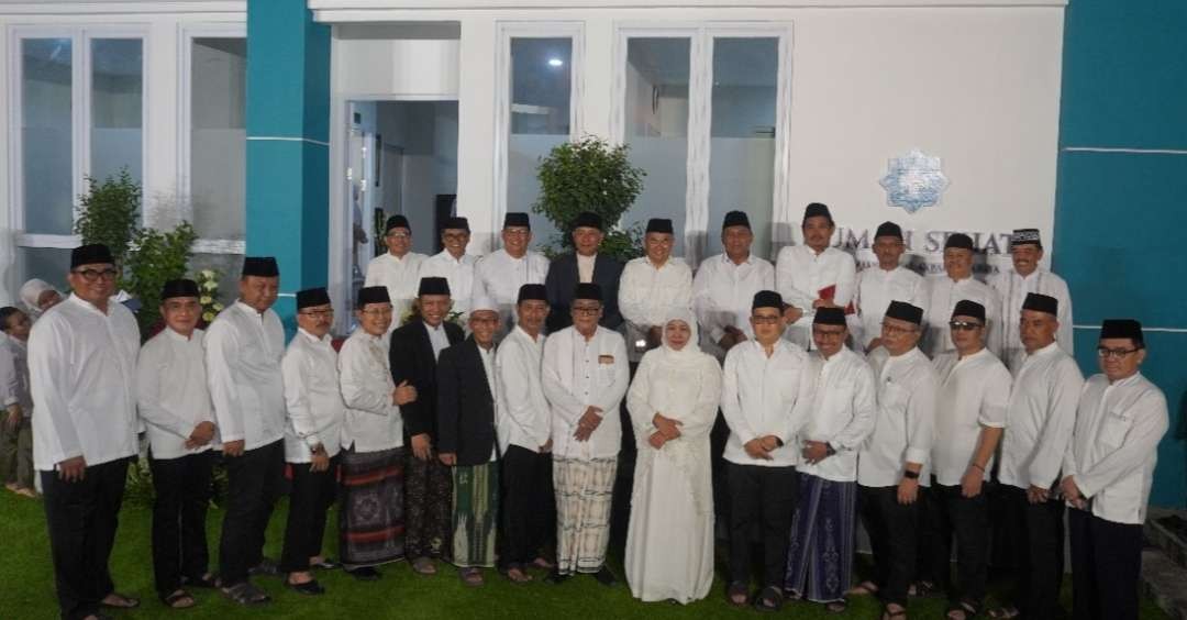 Gubernur Jawa Timur Hj Khofifah Indar Parawansa bersama para pengurus Masjid Nasional Al-Akbar Surabaya. (Foto:adi/ngopibareng.id) 