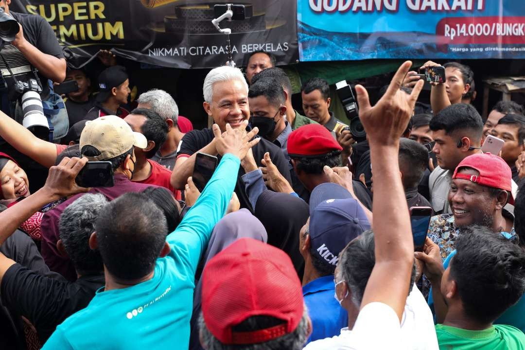 Ganjar Pranowo mendapat pertanyaan dari petani soal kelangkaan pupuk saat berkunjung di Pasar Limpung, Batang, Rabu, 17 Januari 2024. (Foto: Istimewa)