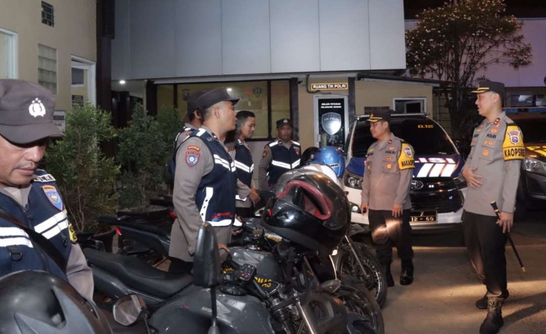 Kapolres Lamongan, AKBP Bobby Condroputra, memimpin apel siaga mencegah konvoi dan gesekan perguruan silat. (Foto: Istimewa)