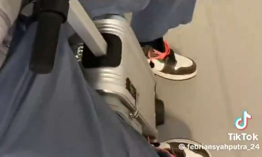 Calon penumpang Citilink mengeluhkan larangan koper Airwheel masuk kabin pesawat. (Foto: TikTok)