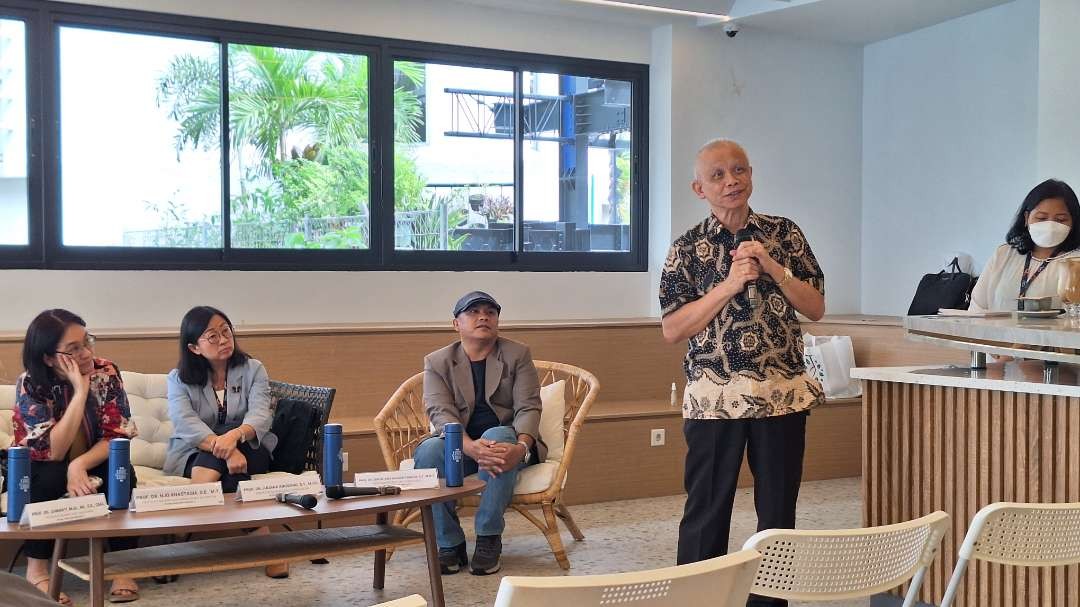 Rektor Petra Christian University, Djwantoro (berbaju batik) saat menyampaikan sambutan dalam acara konferensi pers, Selasa 16 Januari 2024. (Foto: Julianus Palermo/Ngopibareng.id)