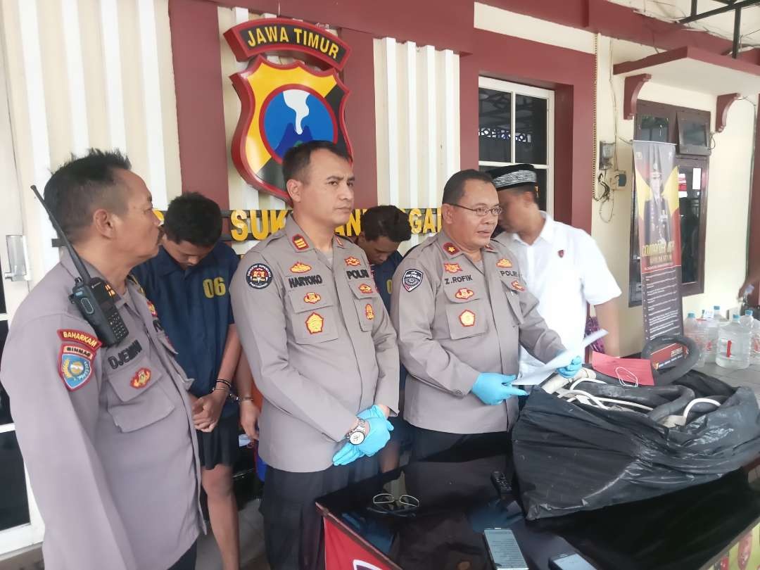 Kapolsek Sukomanunggal, Kompol Zainur Rofik, saaf rilis perkara pencurian kabel pendingin ruangan di Polsek Sukomanunggal, Rabu 17 Januari 2024. (Foto: Julianus Palermo/Ngopibareng.id)