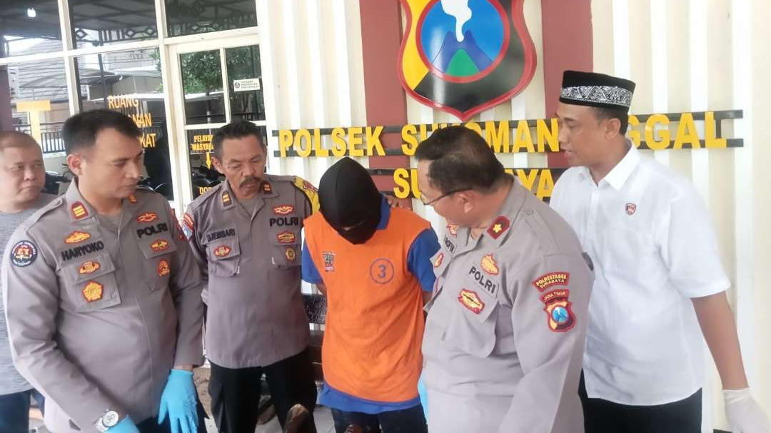 Tersangka TGR saat diinterogasi oleh Kapolsek Sukomanunggal, Kompol Zainur Rofik, saat rilis perkara pada Rabu 17 Januari 2024. (Foto: Julianus Palermo/Ngopibareng.id)