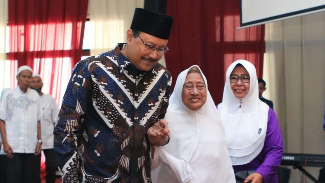 Walikota Pasuruan Saifullah Yusuf menggandeng salah satu peserta Sekolah Lansia Tangguh (Selantang). Pembukaan Sekolah Lansia Tangguh Mandiri S1 dan S2 di Kota Pasuruan merupakan wujud nyata komitmen pemerintah untuk memberdayakan lansia. (Foto: Pemkot Pasuruan)