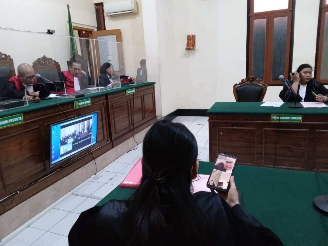 Suasana sidang perkara pembunuhan bayi oleh terdakwa Devita Auliawati di Ruang Garuda I, Pengadilan Negeri Surabaya, Rabu 17 Januari 2024. (Foto: Julianus Palermo/Ngopibareng.id)