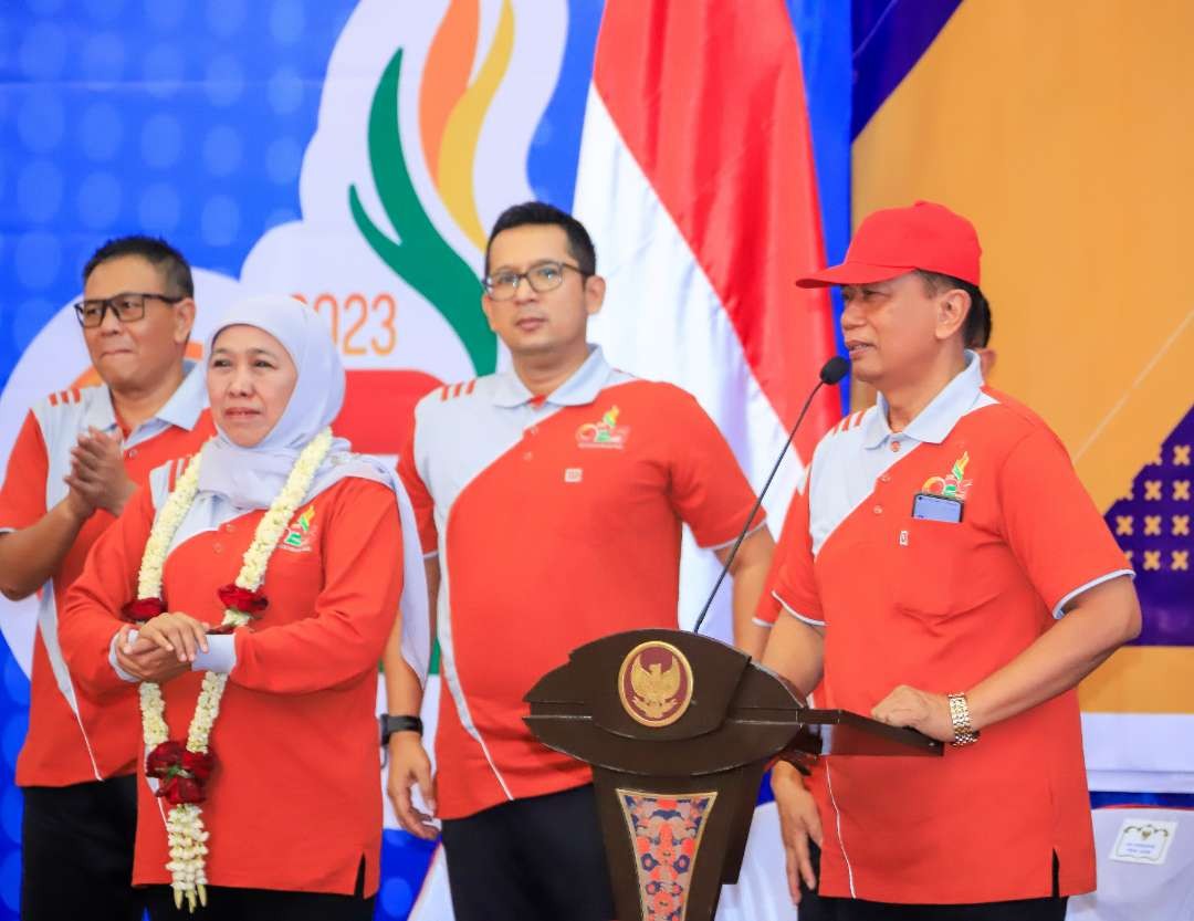 Kadispora Jatim M. Ali Kuncoro (ketiga dari kiri) saat mendampingi Gubernur Jatim Khofifah Indar Parawansa. (Foto: Dispora Jatim).