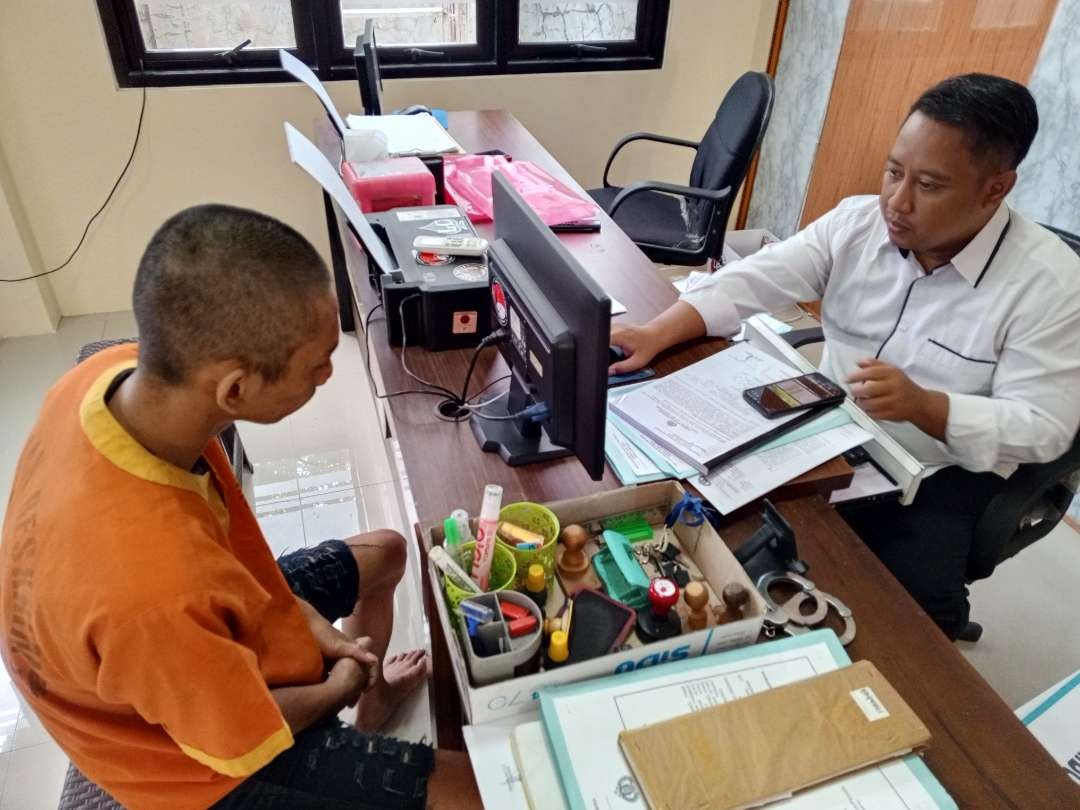 Tersangka MTQ sedang menjalani pemeriksaan petugas Satreskoba Polres Lamongan (Foto : Imron Rosidi/ngopibareng.id)