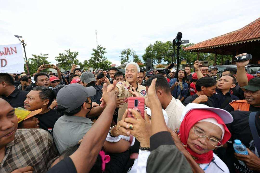 Emak-emak di Madiun curhat banyaknya bantuan yang tak tepat sasaran. (Foto: Tim Media Ganjar)