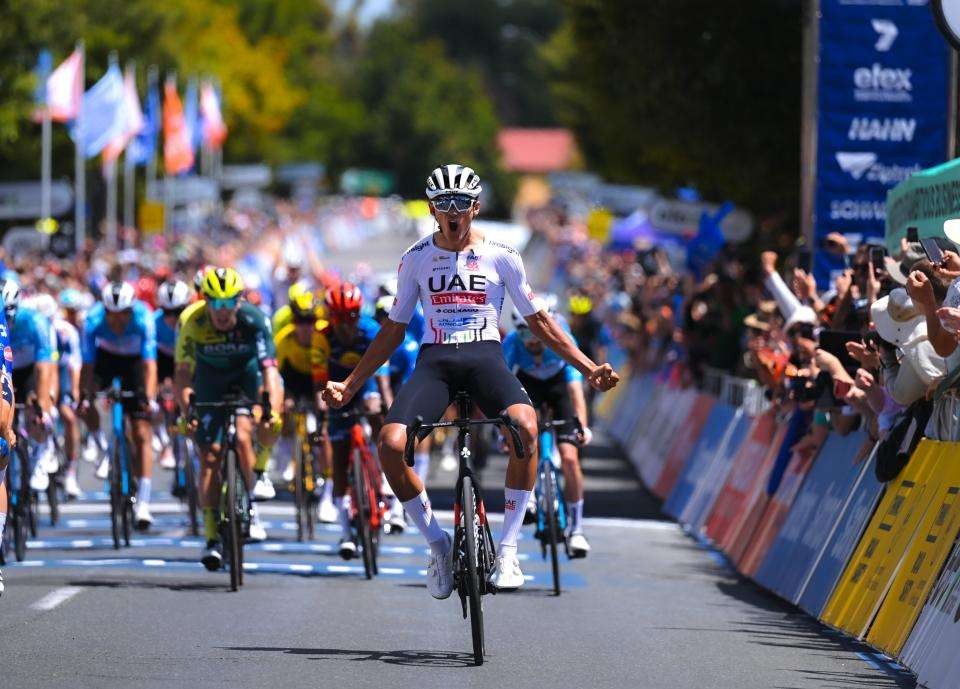 Isaac Del Toro (UAE Team Emirates) berhasil menjadi juara satu di Santos Tour Down Under etape 2. (Foto: Istimewa)