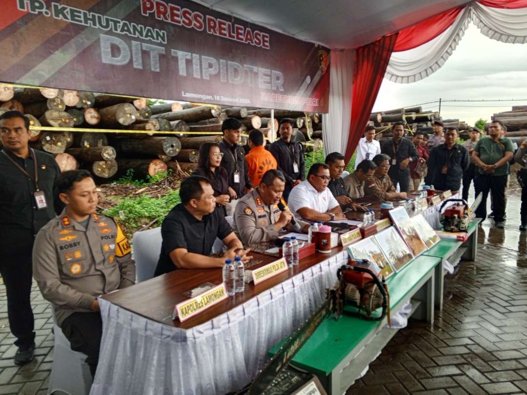 Dirtipidter Bareskrim Mabes Polri, Brigjen Nunung Syaifuddin (baju putih) saat memberi keterangan pers kasus illegal logging di Lamongan. (Foto: Imron Rosidi/Ngopibareng.id)