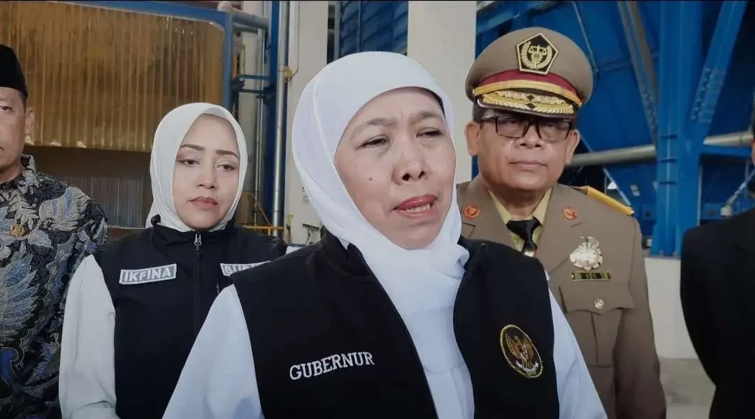 Gubernur Jawa Timur, Khofifah Indar Parawansa usai memimpin apel memperingati Bulan K3 Nasional Tahun 2024. (Foto: Deni Lukmantara/Ngopibareng.id)