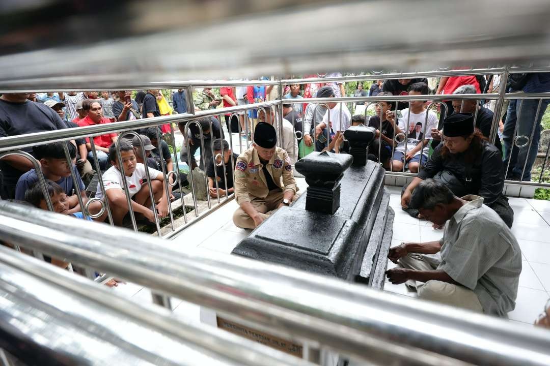 Calon presiden (Capres) 2024 nomor urut 3, Ganjar Pranowo, menyempatkan ziarah ke makam pendiri pencak silat Persaudaraan Setia Hati, Ki Ngabehi Soerodiwirjo di sela kunjungannya ke Madiun. (Foto: Tim Media Ganjar)