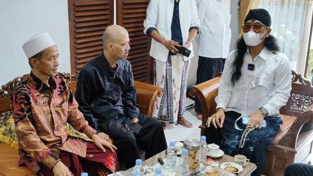 Pendakwah kondang Gus Miftah sowan ke rumah K.H Jauharal Nehru di Ponpes Raudlatul Ulum Kencong, Kepung, Kabupaten Kediri. (Foto: Fendi Lesmana/Ngopibareng.id)