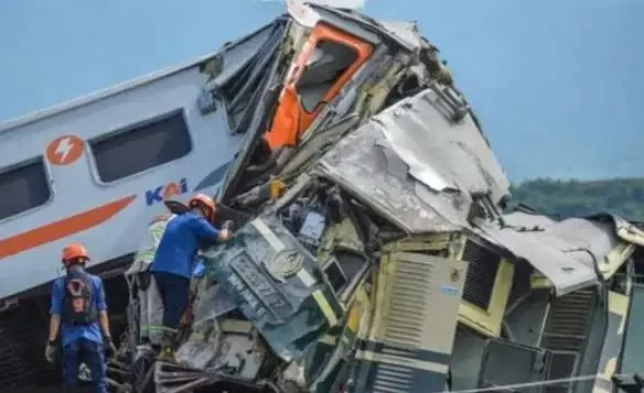 Tabrakan kereta api Turangga dengan KA lokal Bandung Raya. Kecelakaan terjadi di jalur petak Stasiun Cicalengka-Haurpugur, Kabupaten Bandung, Jumat, 5 Januari 2024. (Foto: Dok. Humas PT KAI)