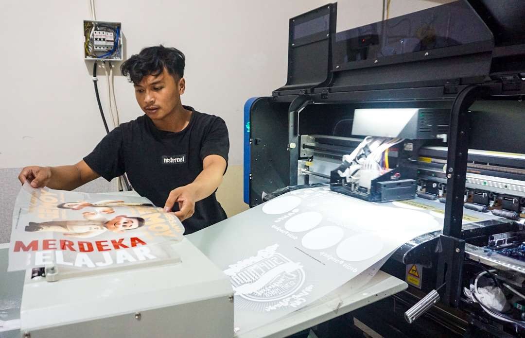 Proses produksi sablon DTF di Sidoarjo saat musim kampanye pemilu (Foto : Aini/Ngopibareng.id)