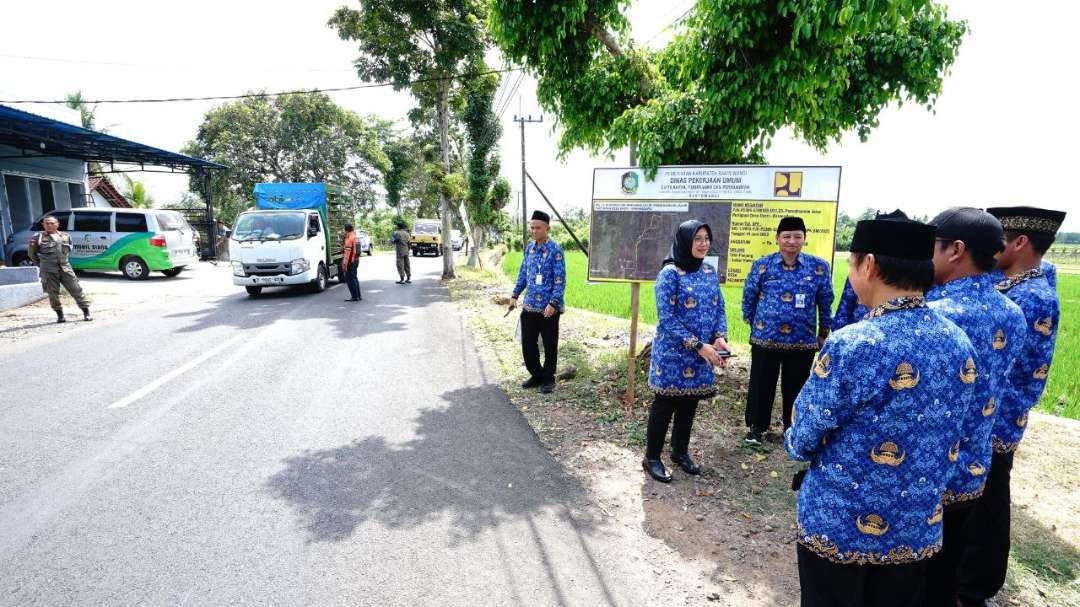 Bupati Banyuwangi Ipuk Fiestiandani mengecek jalan di Desa Dasri (foto: Humas Pemkab Banyuwangi)