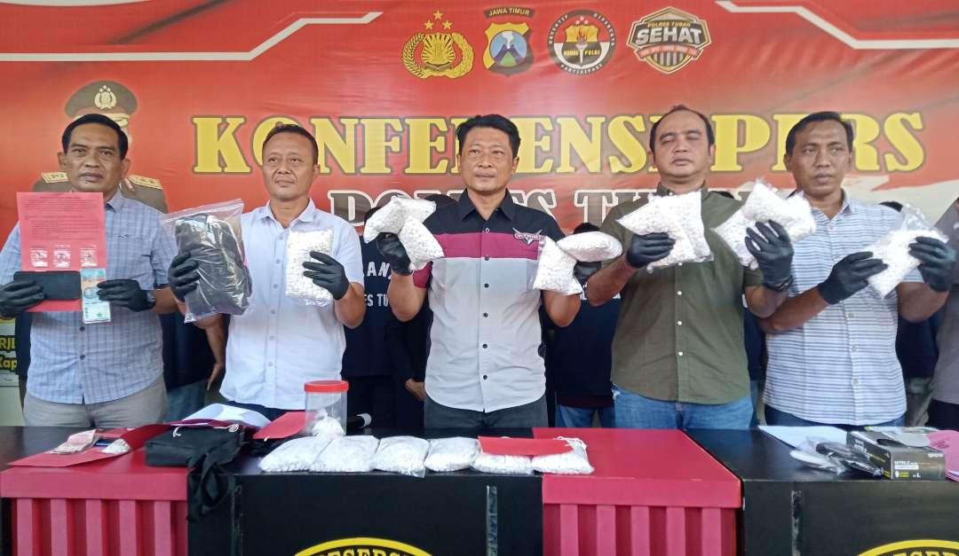 Kasatresnarkoba Polres Tuban, AKP Teguh Triyo Handoko merilis hasil penangkapan selama dua pekan (Foto: Khoirul Huda/Ngopibareng.id)