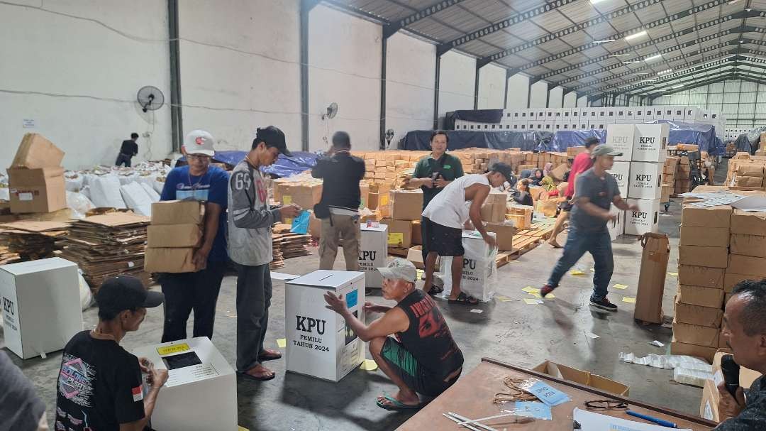 Suasana aktivitas di Gudang Logistik Pemilu, Margomulyo, Surabaya, pada Kamis 18 Januari 2024. (Foto: Julianus Palermo/Ngopibareng.id)