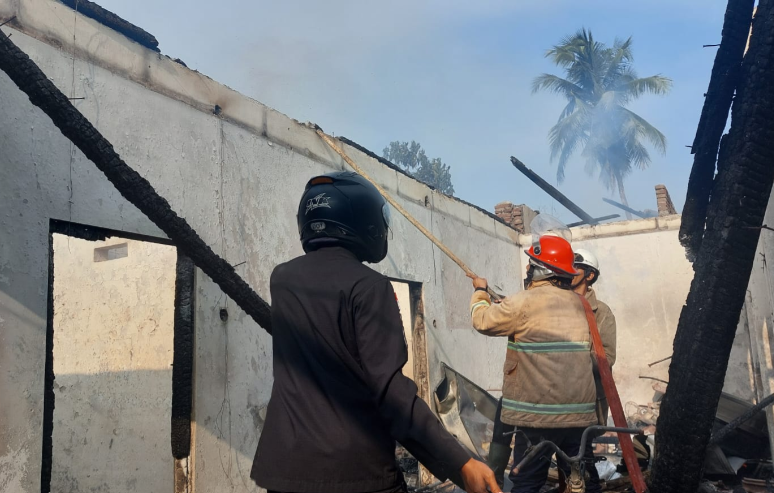 Kebakaran rumah milik Item Sayogyo, 56 tahun, warga Pedukuhan Karangsari, Dusun Bulakgempol, Lumajang, berhasil dipadamkan tim BPBD. (Foto: Kominfo Lumajang)