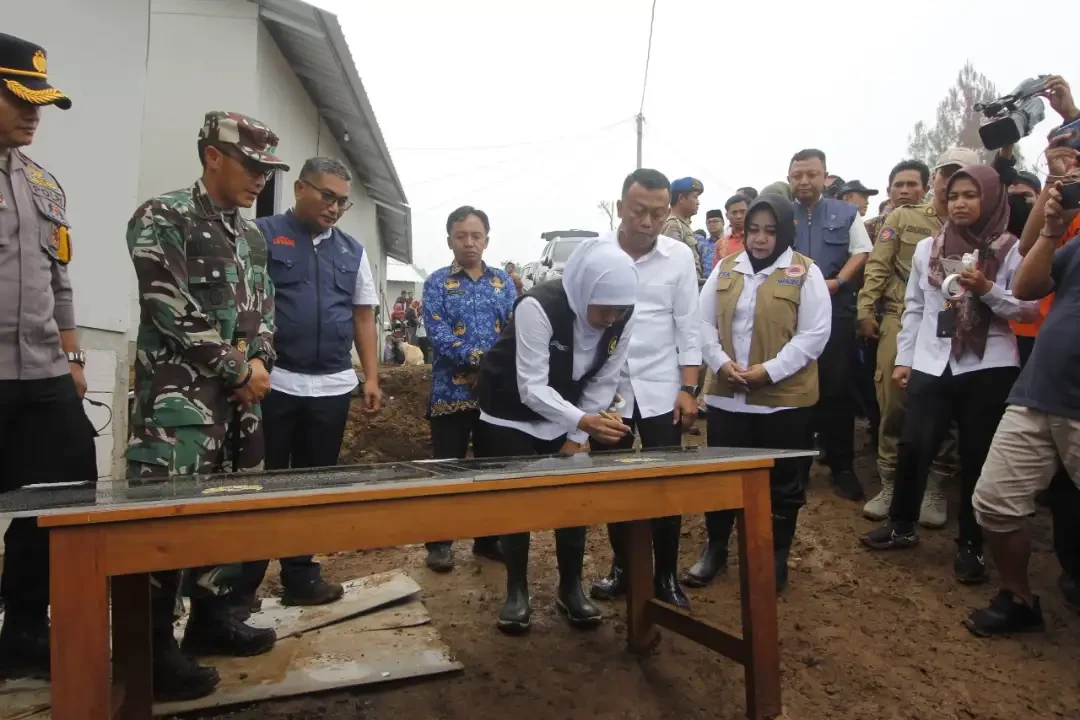 Gubernur Jawa Timur Khofifah Indar Parawansa dan Bupati Ponorogo Sugiri Sancoko saat peresmian hunian sementara bagi puluhan warga korban tanah gerak di Ponorogo, pada Rabu 18 Januari 2024. (Foto: dok. kominfo ponorogo)