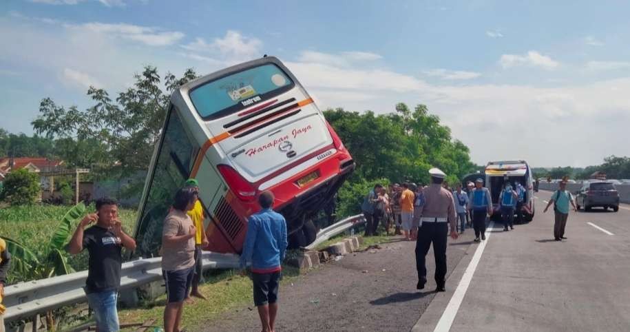 Bus Harapan Jaya nyungsep di Tol Sumo. (Foto: Istimewa)