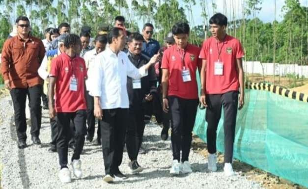 Presiden Joko Widodo meninjau progres pembangunan Pusat Pelatihan (Training Center)  PSSI di Kawasan Ibu Kota Nusantara (IKN), Kabupaten Penajam Paser Utara, Provinsi Kalimantan Timu ( Foto: BPMI Setpres)