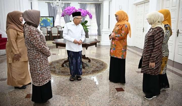 Wakil Presiden (Wapres) Ma’ruf Amin menerima kunjungan Ketua Umum Pimpinan Pusat (PP) Muslimat Nahdlatul Ulama (NU) Khofifah Indar Parawansa di Kediaman Resmi Wapres, Jl. Diponegoro Jakarta Pusat, Kamis 18 Januari 2024. (Foto: Setwapres)