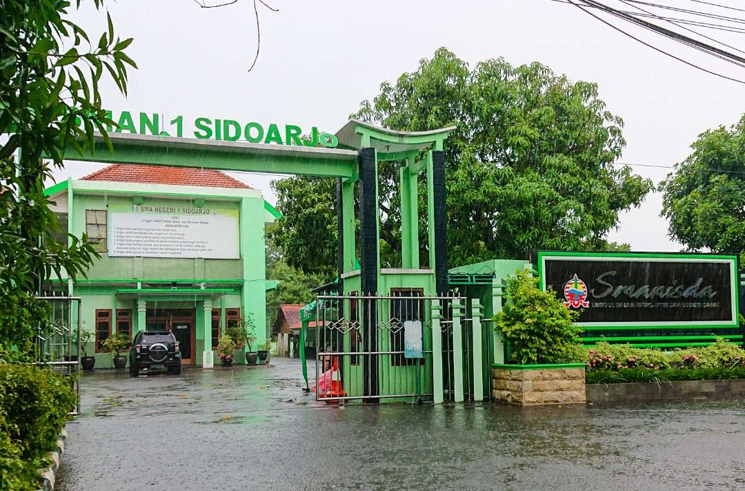 Halaman depan SMAN 1 Sidoarjo, sepi pasca insiden kecelakaan di Tol Ngawi. (Foto: Aini Arifin/Ngopibareng.id die)